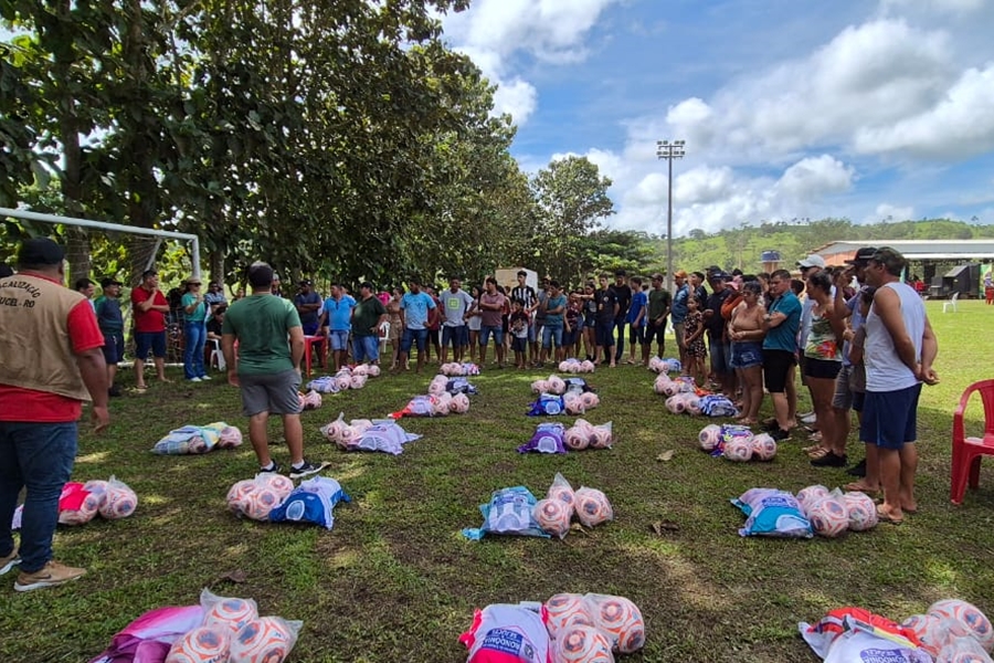 JEAN OLIVEIRA: Deputado entrega 24 kits esportivos para times em Novo Horizonte do Oeste