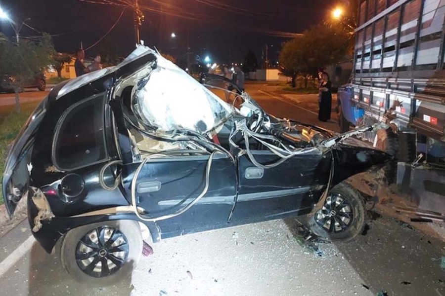 VIOLENTO: Motorista é socorrido em estado grave após colisão em caminhonete