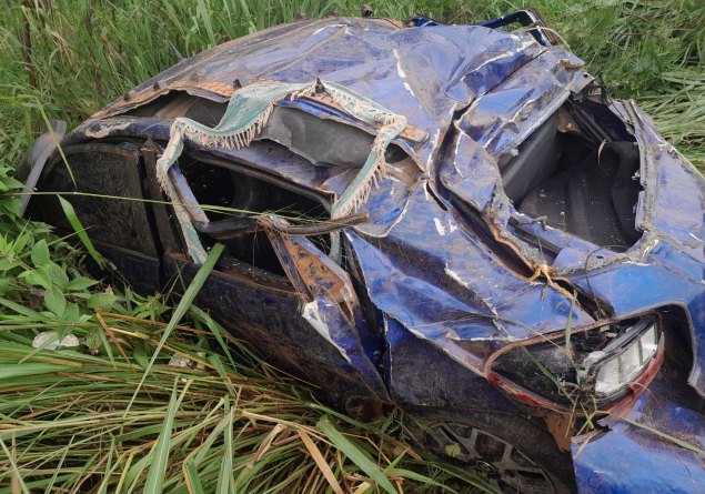 NA RIBANCEIRA: Capotamento de Renault Kwid deixa três pessoas feridas na BR-364