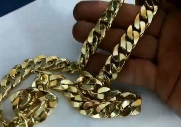 PERIGO: Empresário tem arma colocada na boca durante roubo de joias de ouro