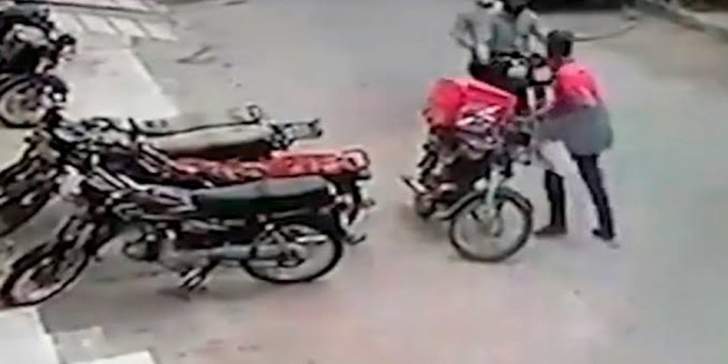NA CAÚLA: Motoboy de delivery é rendido e assaltado por três bandidos armados