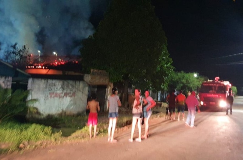 Mulher ateia fogo na cama ao flagrar marido com outra