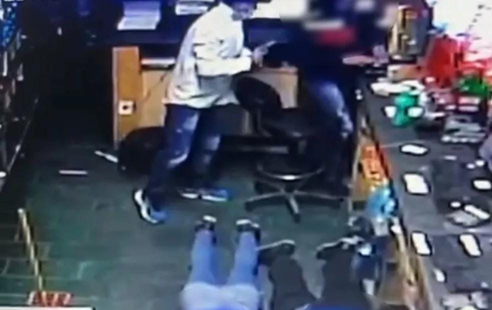 ARMADOS: Bandidos cometem assalto em comércio e fogem com carro e outros objetos 