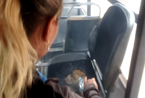 Manifestantes tentam incendiar ônibus durante protesto-VÍDEO
