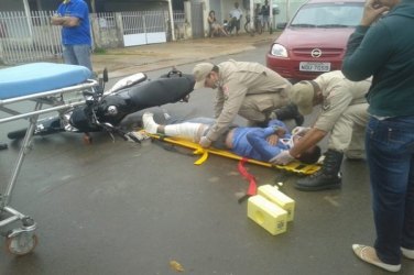 Motociclista fratura perna em colisão com carro