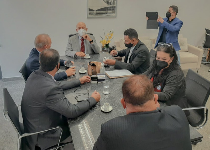 CONFÚCIO MOURA: Senador recebe Ezequiel Neiva e comitiva de vereadores de Alta Floresta