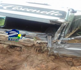 Colisão entre carreta e caminhão na BR-364 deixa vítima em estado grave