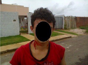 Menor é detido por populares ao tentar furtar residência