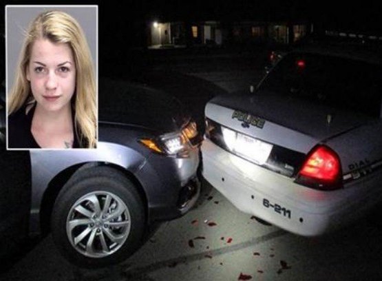 Estudante bate em carro da polícia ao fazer selfie de topless

