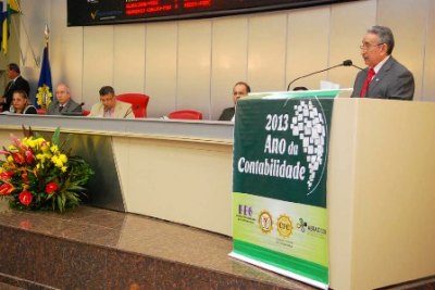 ALE homenageia  contadores e entrega comenda ao CRC