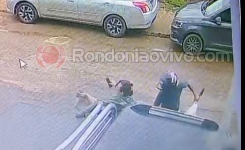 VÍDEO: Mulher reage assalto na saída de banco e joga para longe bolsa e celular 