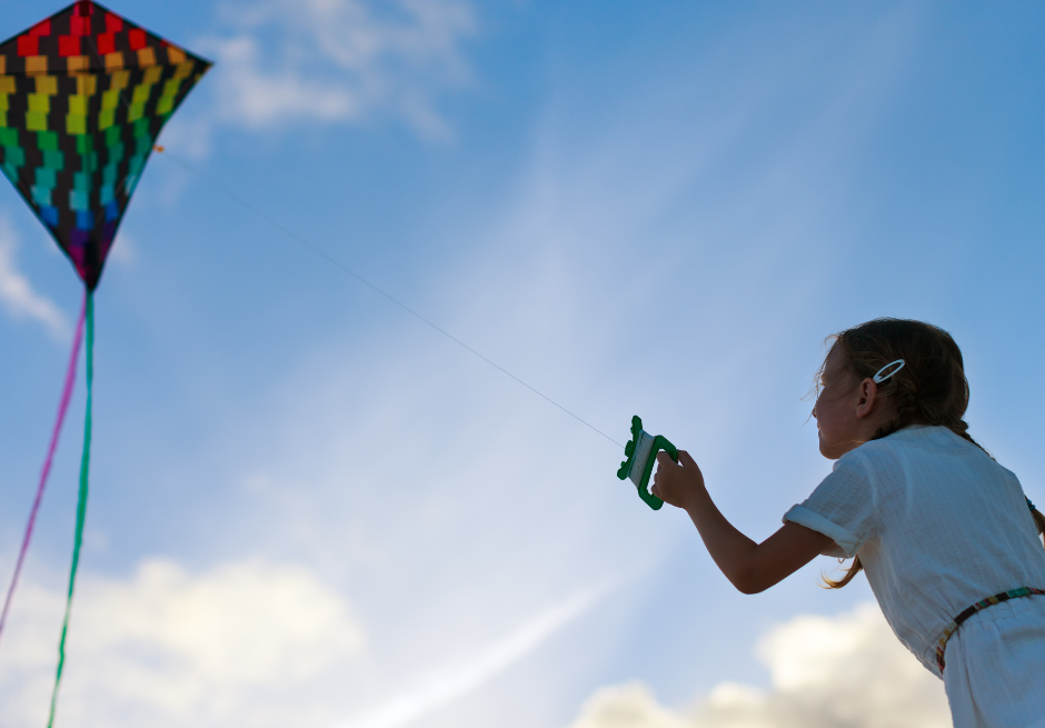 PRECAUÇÃO: Pais devem redobrar atenção para crianças com pipas perto da rede elétrica