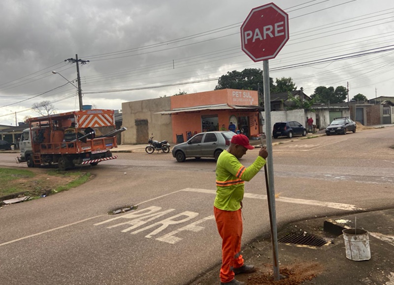 TRÂNSITO: Semtran instala sinalizações no Bairro Caladinho a pedido de Edimilson Dourado