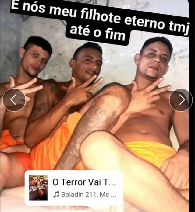'NO LAZER': Presos tiram fotos dentro de cadeia fazendo símbolos de grupos criminosos