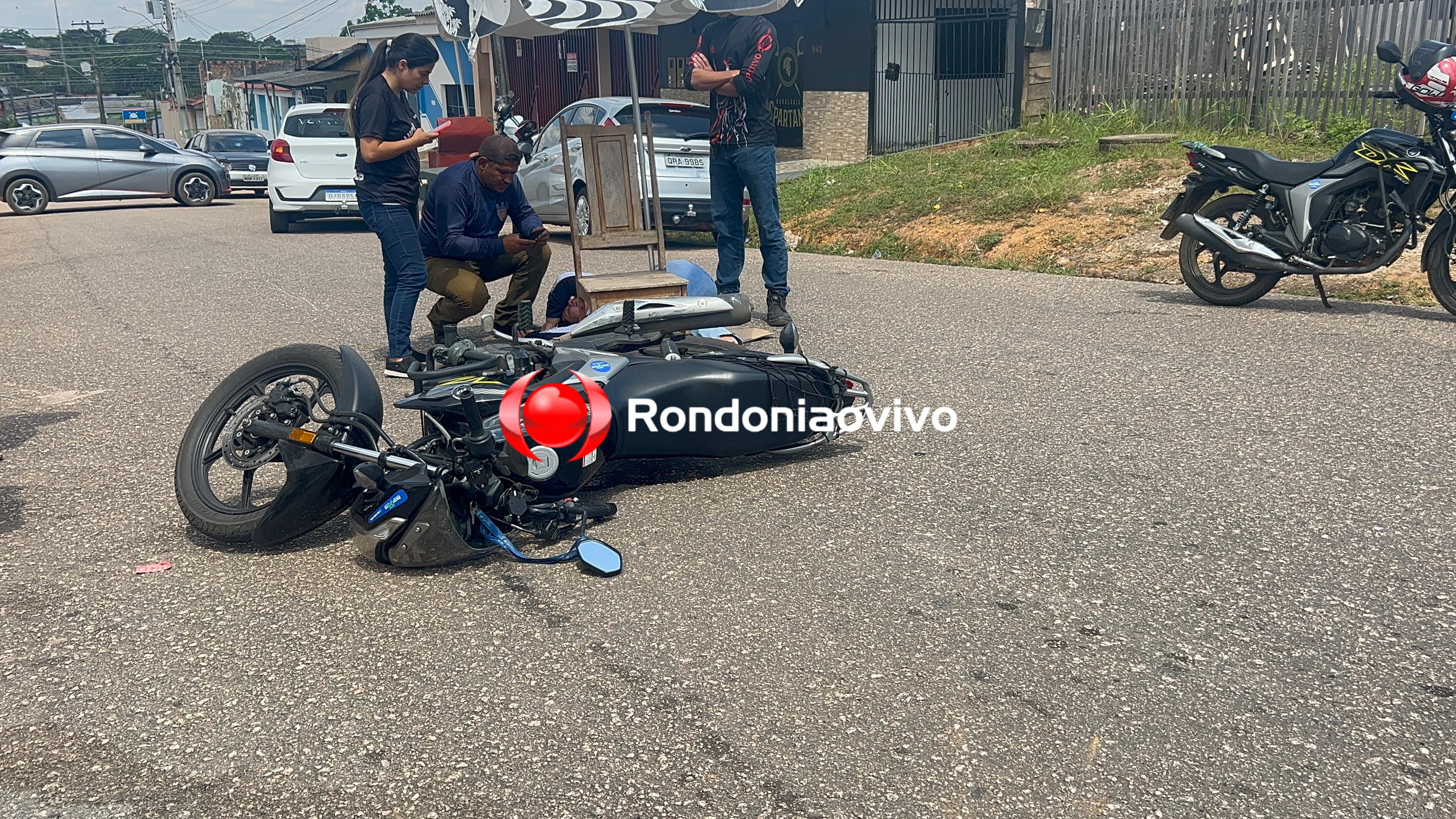 VÍDEO: Motociclista de aplicativo e passageira ficam feridos em acidente no Centro