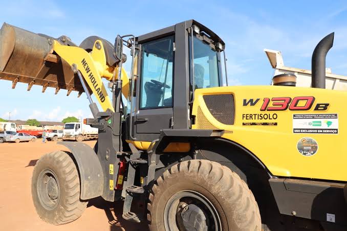 TRABALHANDO: Servidor da prefeitura é assaltado enquanto operava pá carregadeira 