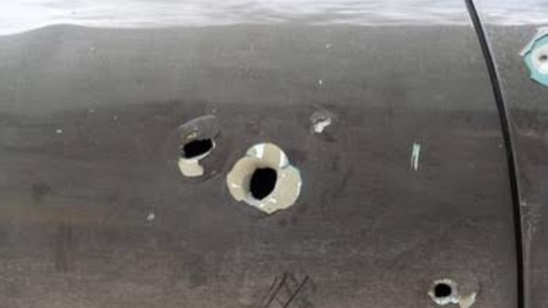 PERIGO: Mulher tem carro atingido por bala perdida enquanto aguardava em semáforo 