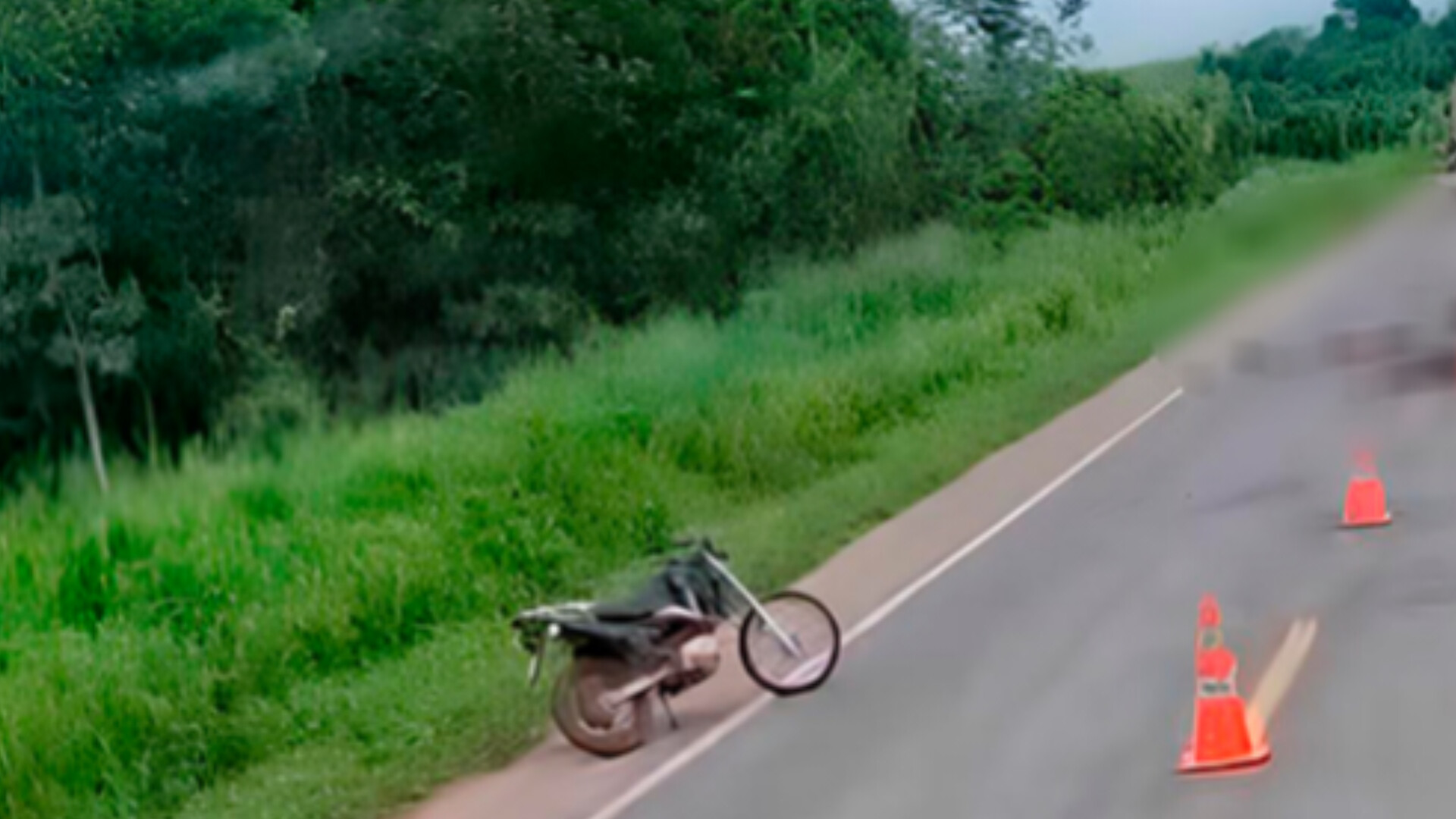 FATAL: Motociclista morre com corpo dilacerado por carreta na BR-364 