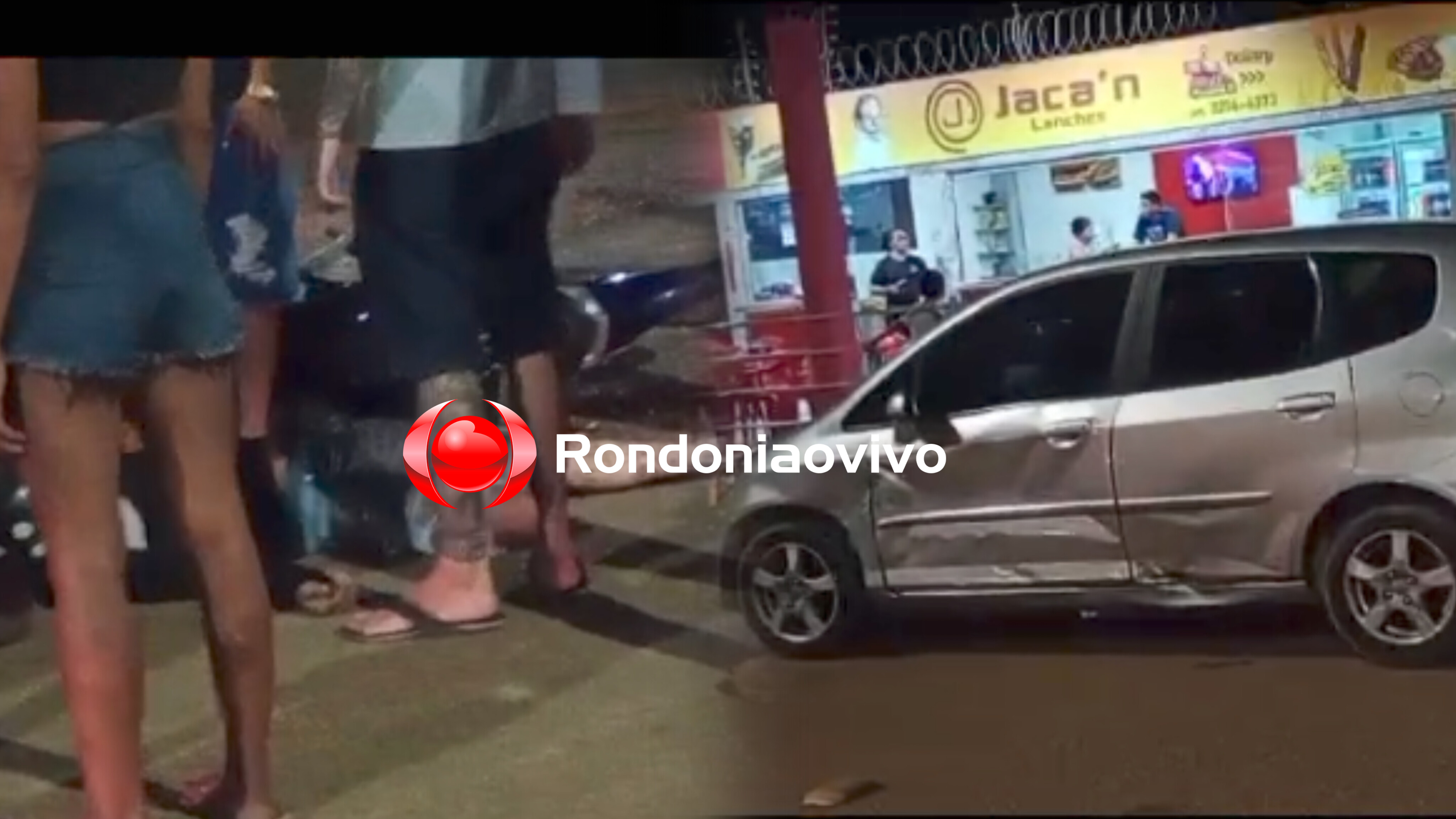 CARRO AVANÇOU: Motociclista quebra a perna e o braço em grave batida na zona Leste 