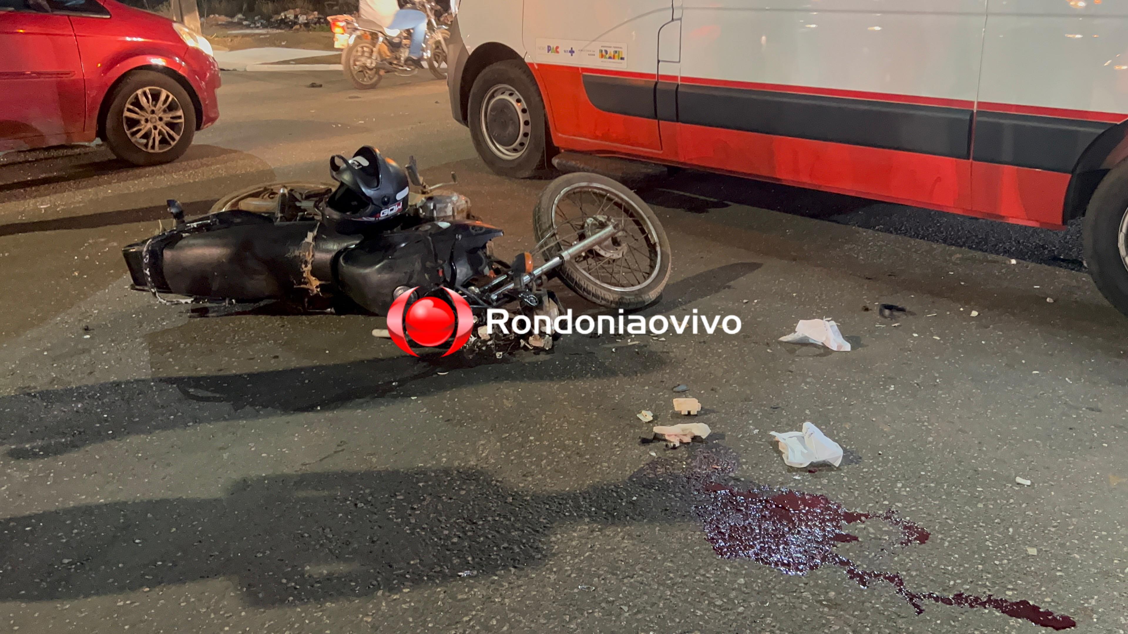 URGENTE: Mulher fica desacordada em grave acidente com caminhão e moto