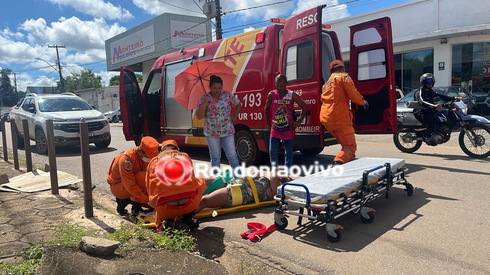 NA ALEXANDRE: Mulher quebra a perna após motorista de Sandero cruzar preferencial 