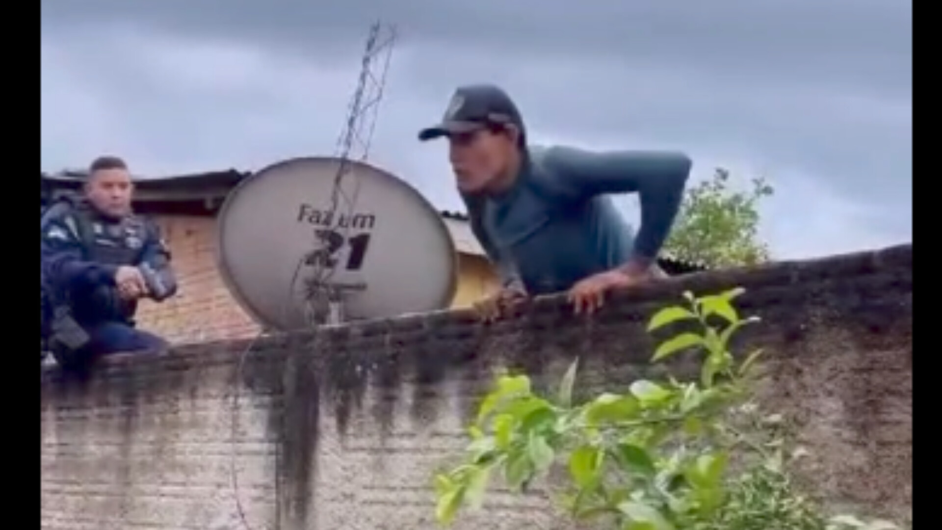 VÍDEO: Dupla é presa em flagrante cometendo furto em residência 