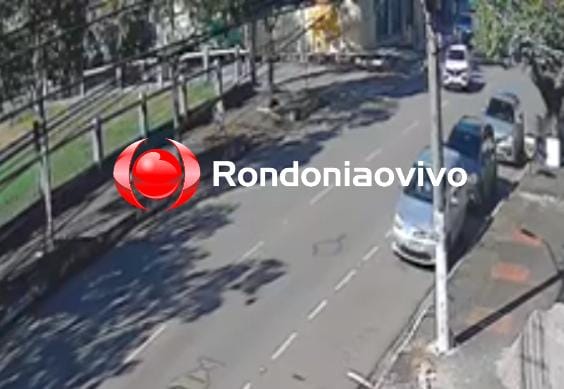 NA CARLOS GOMES: Vídeo mostra gravíssimo acidente envolvendo carro e moto
