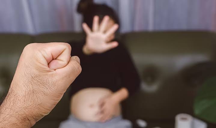 GRÁVIDA: Mulher é agredida com chutes na barriga após ir buscar marido bêbado em bar 