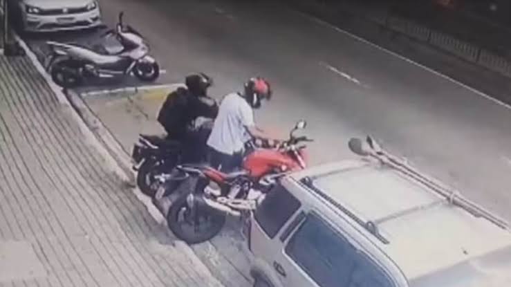 NA ENTREGA: Motoboy de delivery tem veículo roubado por criminoso armados com escopeta