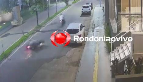 VEJA VÍDEO: Mulher em moto é hospitalizada ao sofrer queda durante tentativa de roubo 