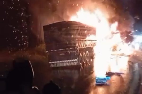 MAIS UMA TRAGÉDIA: Carretas pegam fogo durante colisão na BR-364 e deixa um morto e outro ferido 