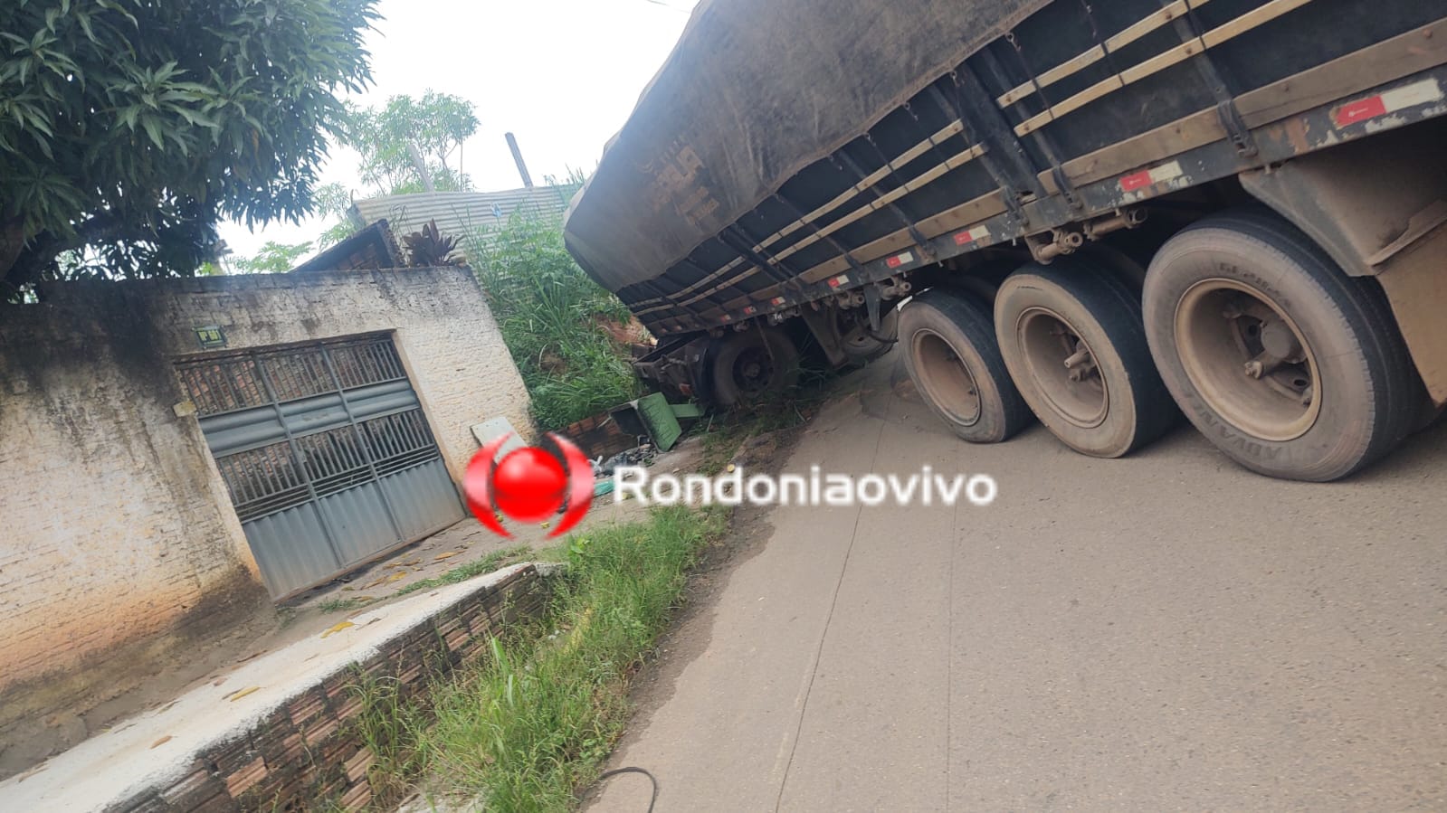 PERIGO: Carreta volta desgovernada em ladeira na Estrada do Areia Branca 
