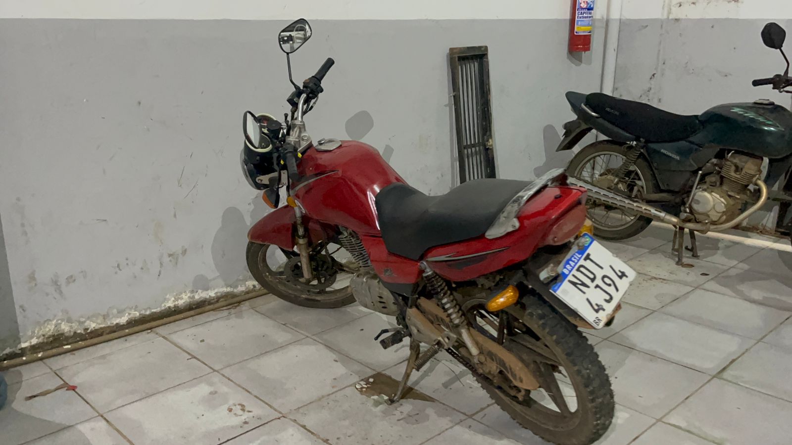 PORTO MADERO: Força Tática prende acusado com moto roubada em condomínio 