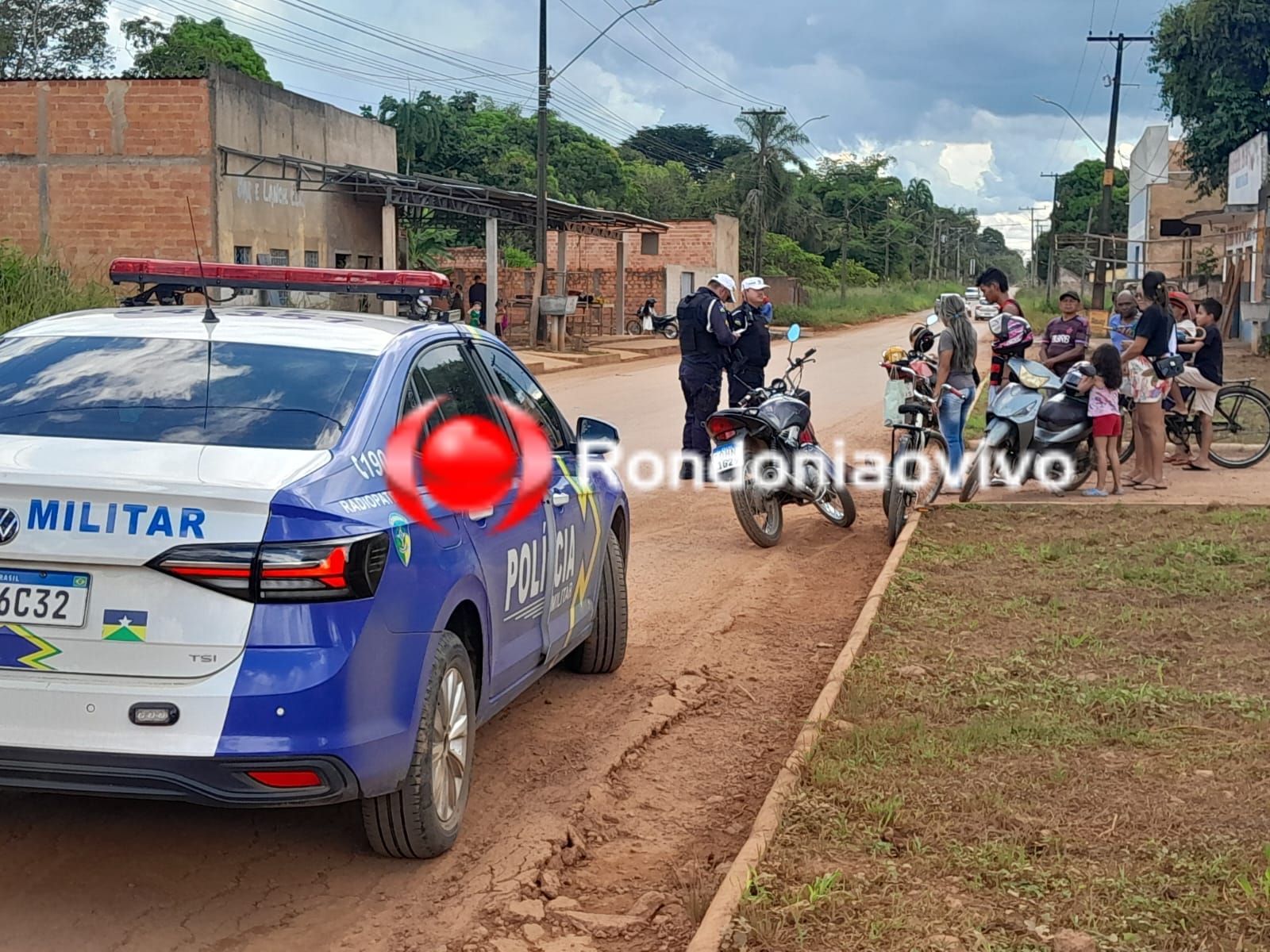 URGENTE: Motociclista sofre grave queda ao passar em buraco 