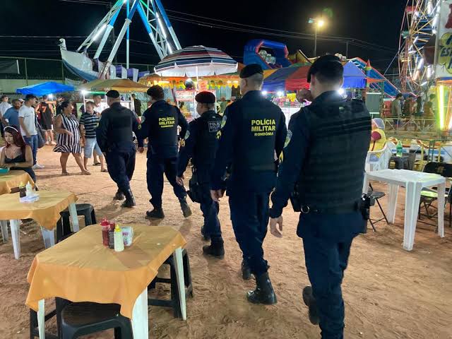 ARRAIALESTE: Mulher flagra companheira com outra e ainda apanha 