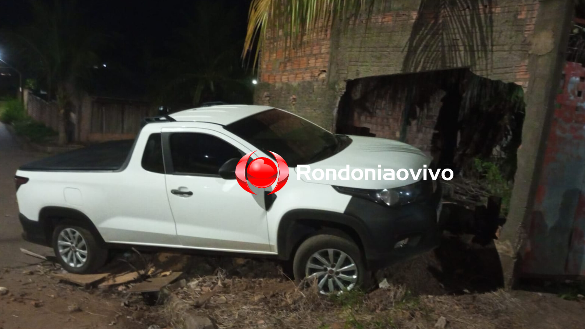 URGENTE: Motorista perde controle da direção e carro derruba muro de residência 