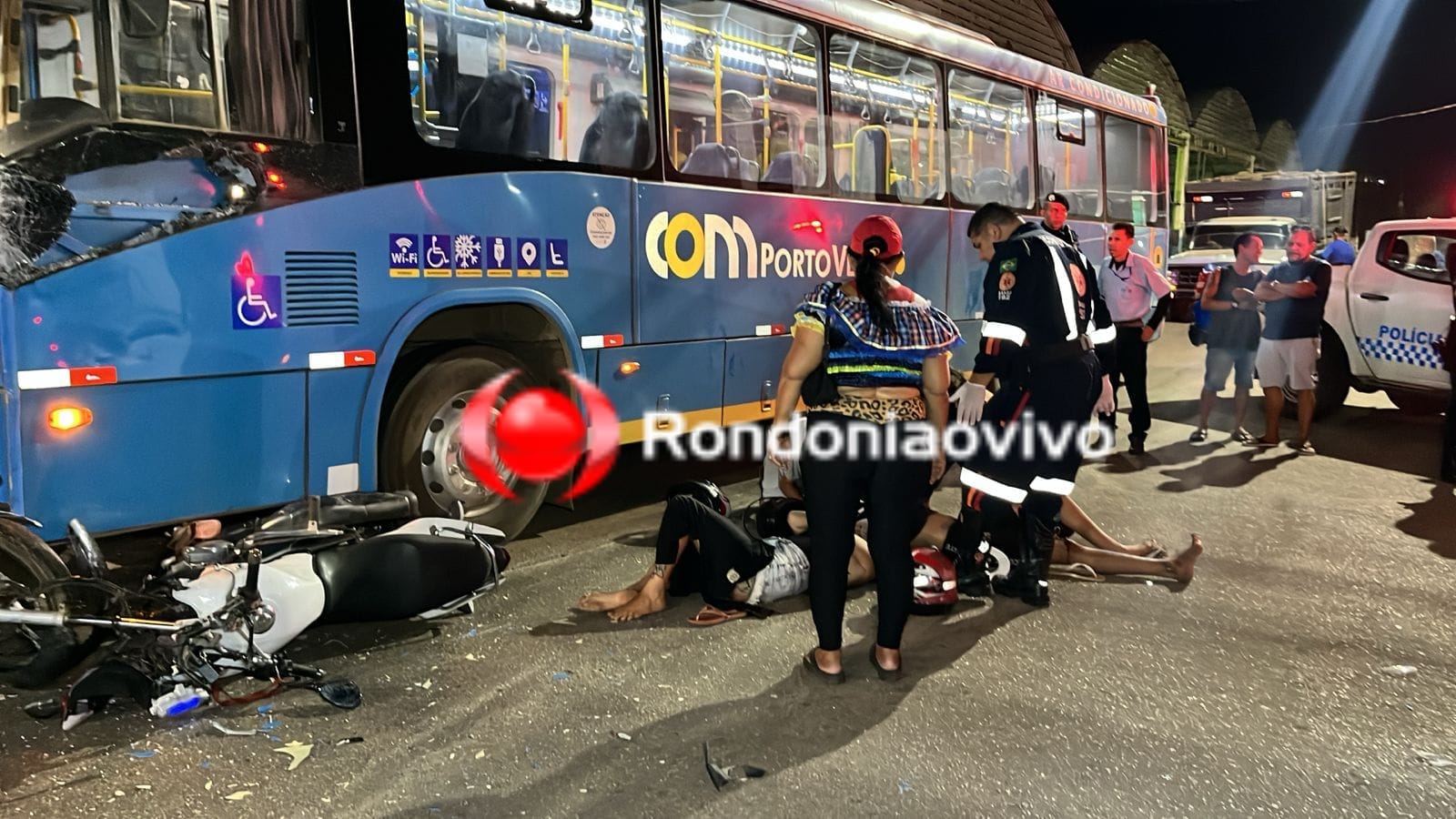 INVADIU: Casal fica gravemente ferido após batida de moto com ônibus 