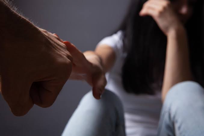 CHEGOU ALTERADO: Motorista de aplicativo espanca mulher por ciúmes e foge em carro elétrico 