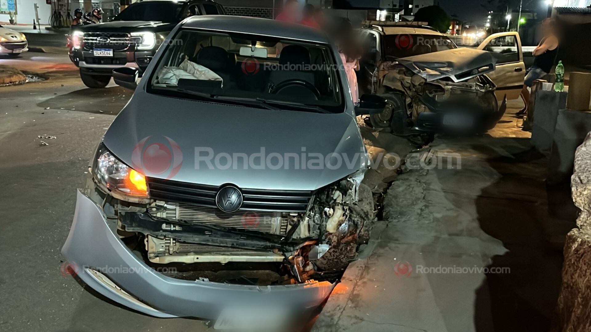 URGENTE: Forte batida entre veículos provoca destruição e deixa idosa ferida 