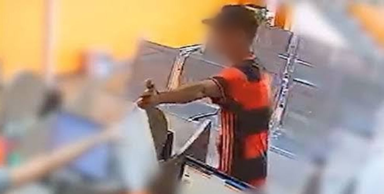 ROUBO: Bandido com camisa do Flamengo e em carro Onix ameaça atirar em adolescente 