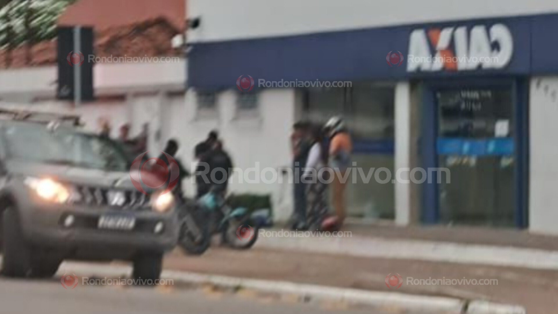 SE DEU MAL: Venezuelano reage a roubo e adolescente leva surra na frente de banco