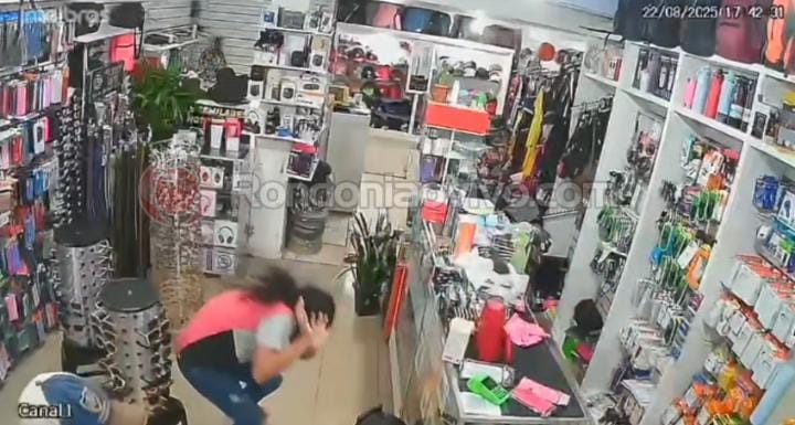 VÍDEO: Criminoso agride mulher e atira durante assalto em loja 