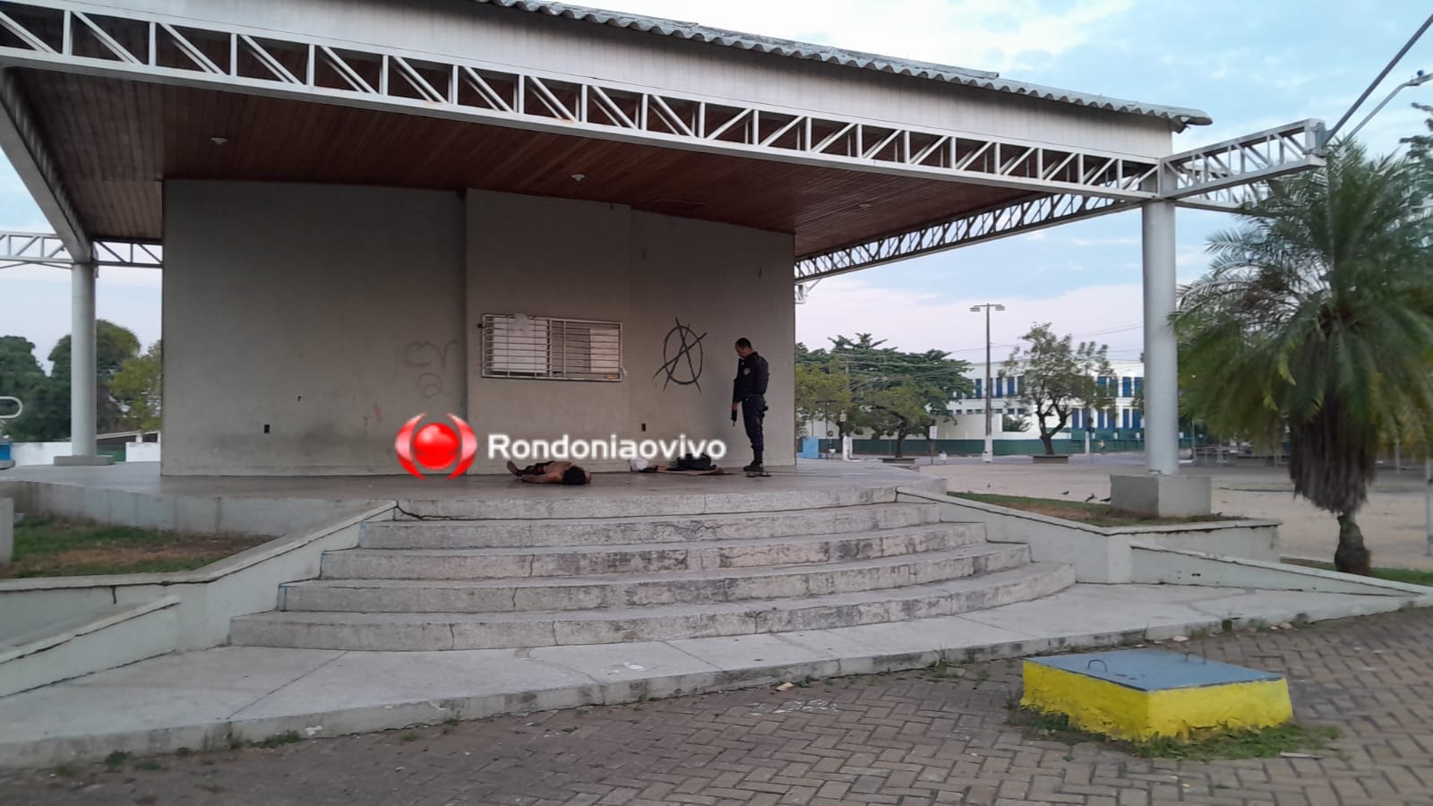 ALUÍSIO FERREIRA: Homem é encontrado morto no palco de praça no Centro 