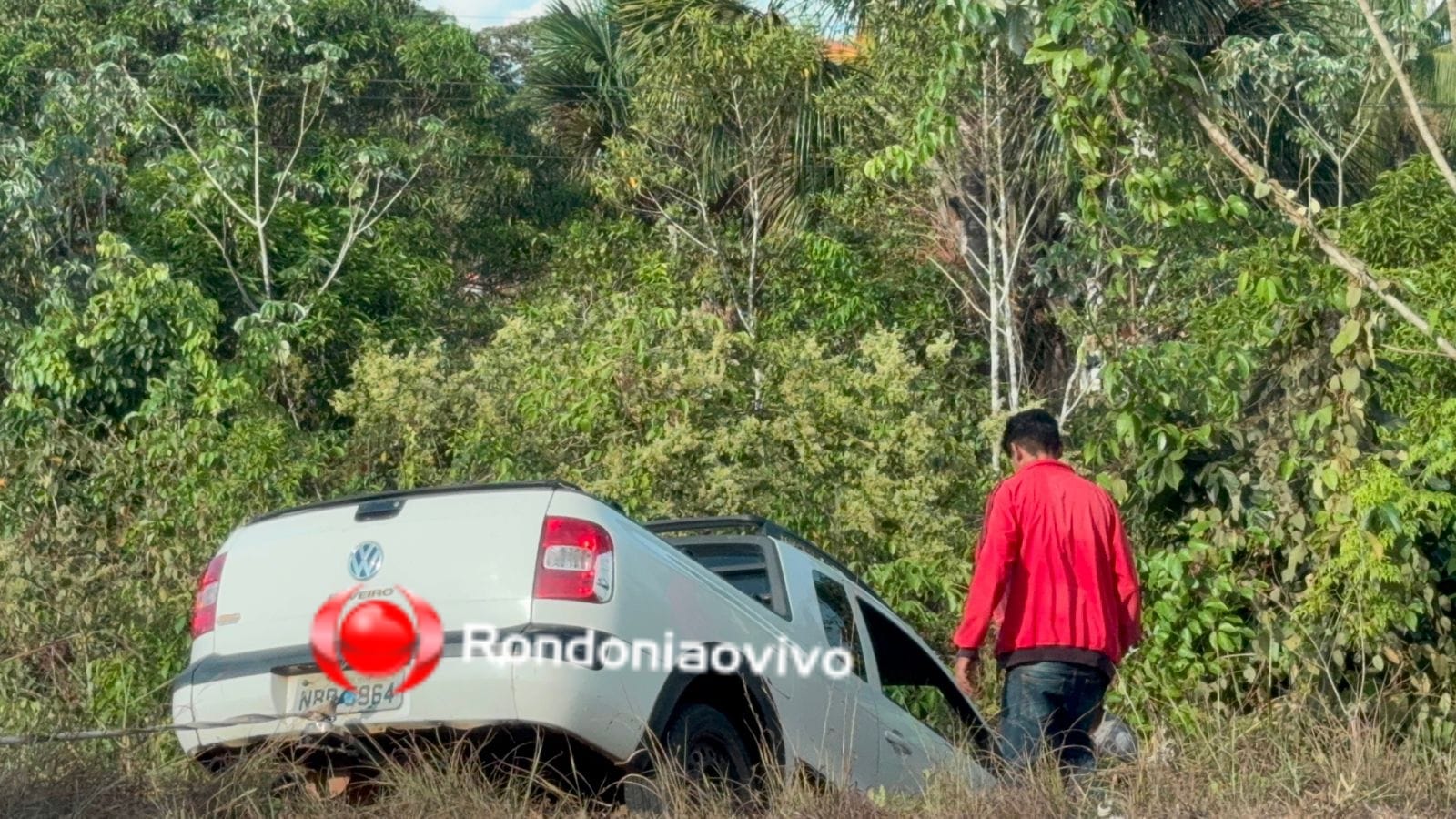 ACIDENTE NA 319: Motorista invade contramão e cai com Saveiro em ribanceira