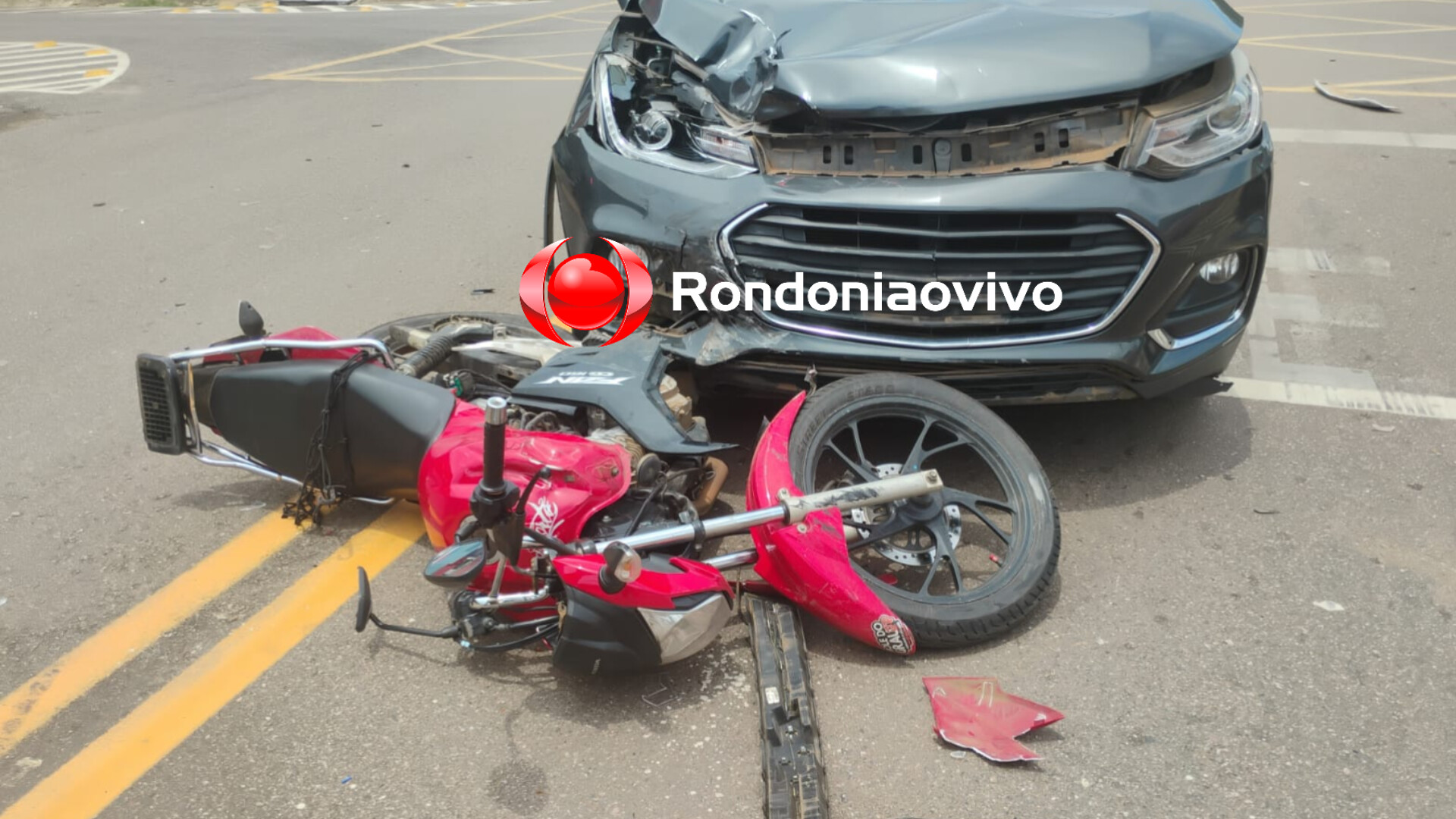 IMPRUDÊNCIA: Moto aplicativo é atropelado por carro Tracker dirigido por mulher no Centro 