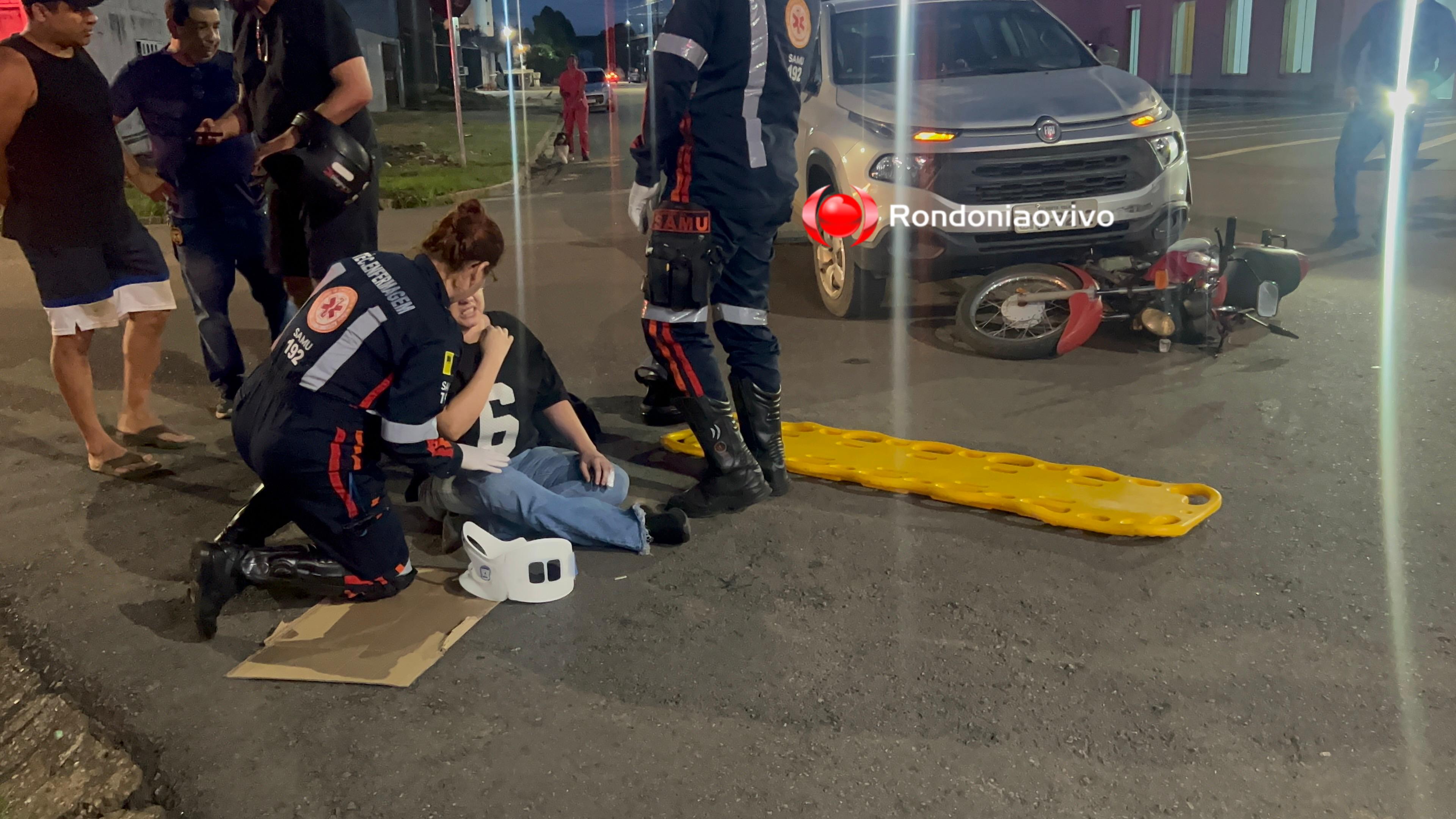 VÍDEO: Fiat Toro atropela mulher e fica por cima de moto em grave acidente