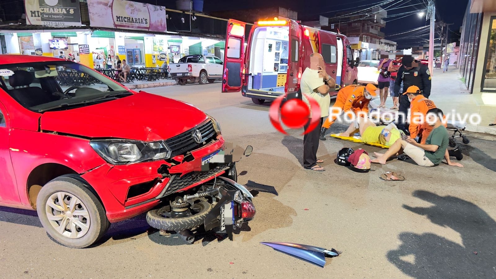 ATROPELOU: Moto fica embaixo de carro após acidente que deixou casal ferido