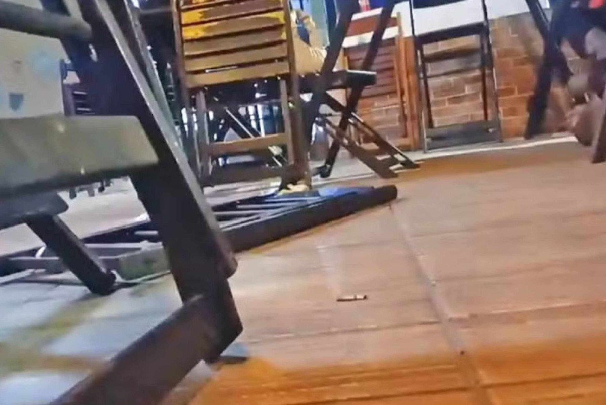 ALVO ERRADO: Criminosos tentam matar dupla em bar e homem é vítima de bala perdida 