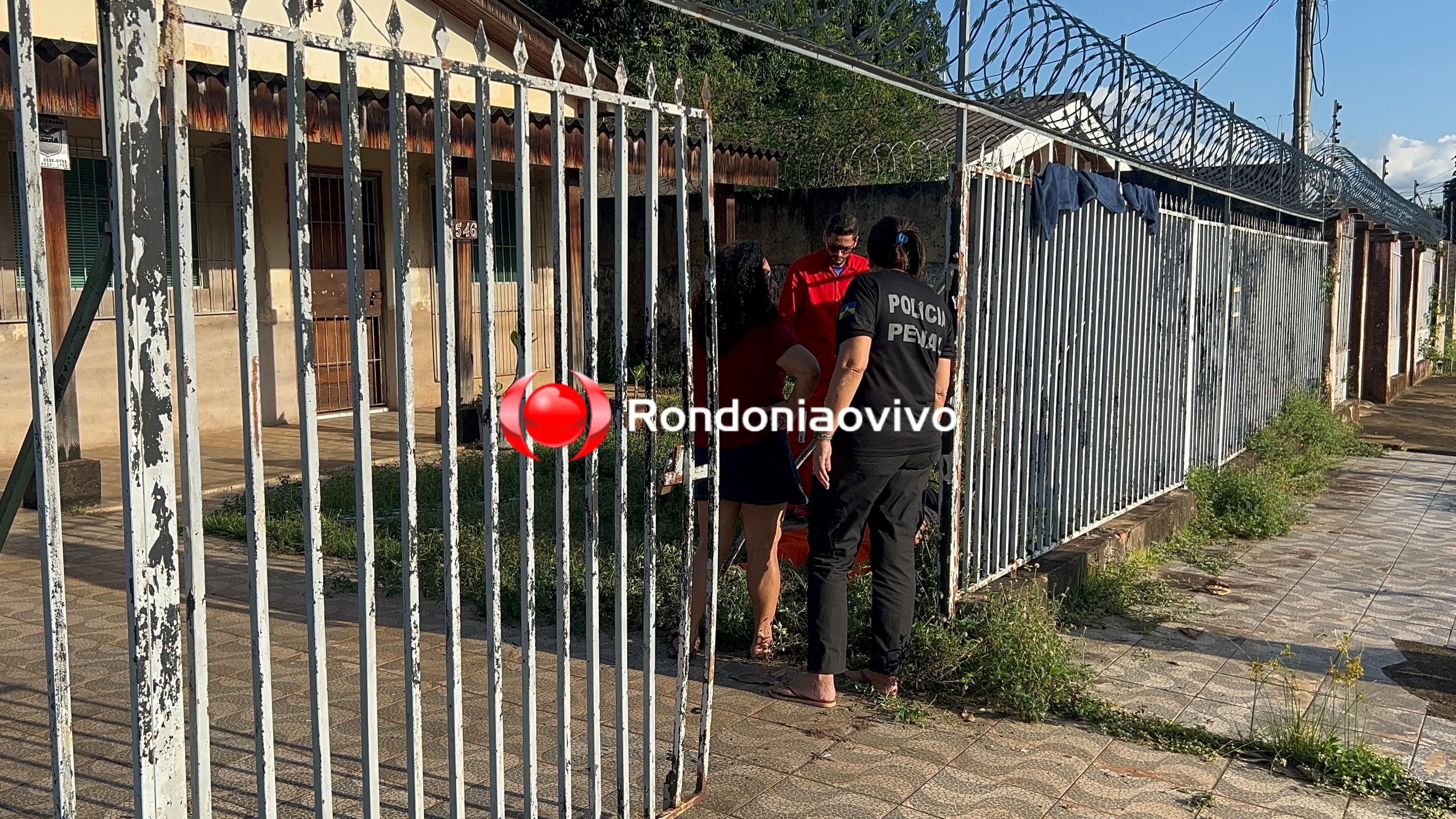 URGENTE: Motociclista arromba portão com o corpo após grave atropelamento