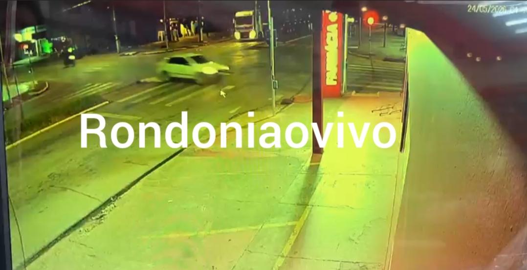 VEJA VÍDEO: Motorista é alvejado na cabeça após ser perseguido por criminoso em moto